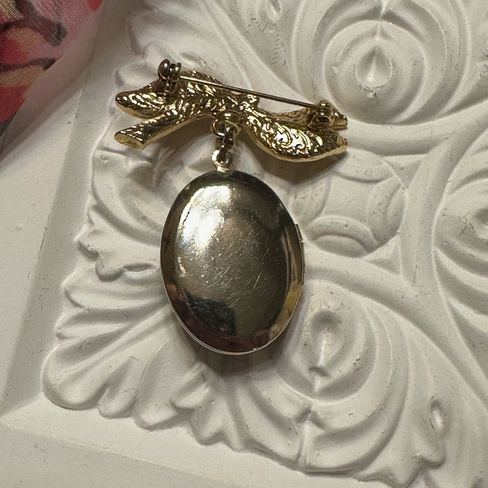 Gold-Tone Black Enamel Oval Pendant Brooch - Elegant Women's Jewelry - Picture 2 of 3